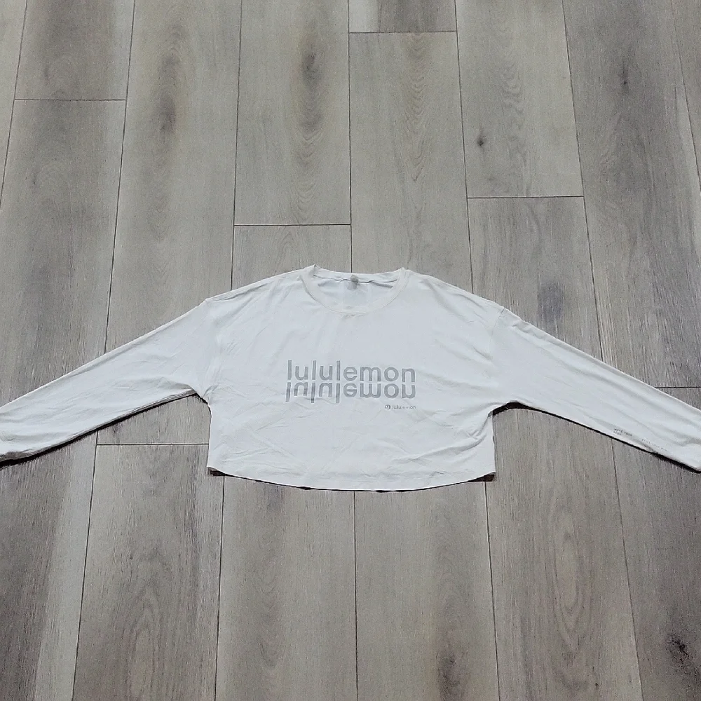 Lululemon Muscle Love Long Sleeve Shirt *Motif White Size 4 NWOT - Picture 2 of 5
